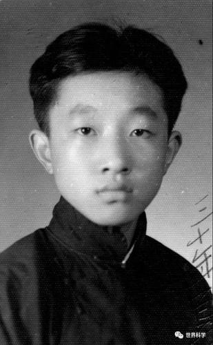 1941年，蒋锡夔考入圣约翰大学附中时留影