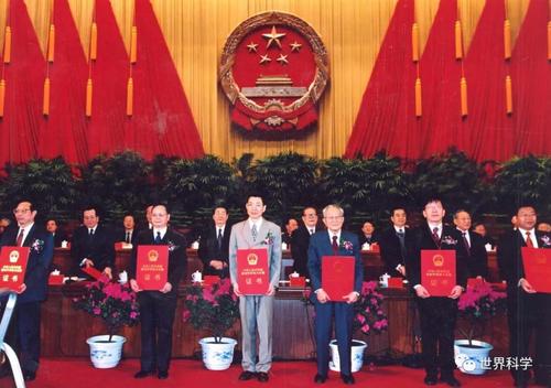 2003年2月，蒋锡夔（前排右三）在国家科技奖励大会颁奖典礼