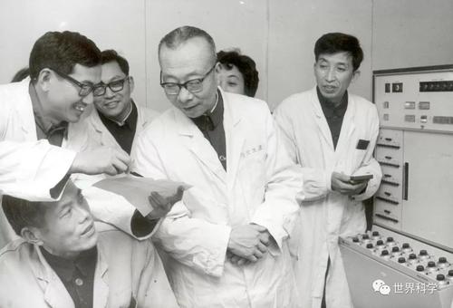 生物化学家王德宝院士(右三)是这一重大科研工程的具体业务领导者 生物化学家王德宝院士(右三)是这一重大科研工程的具体业务领导者