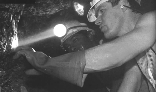 昂斯托特与同事在南非的一个矿井里探寻地底深处的奇妙生命